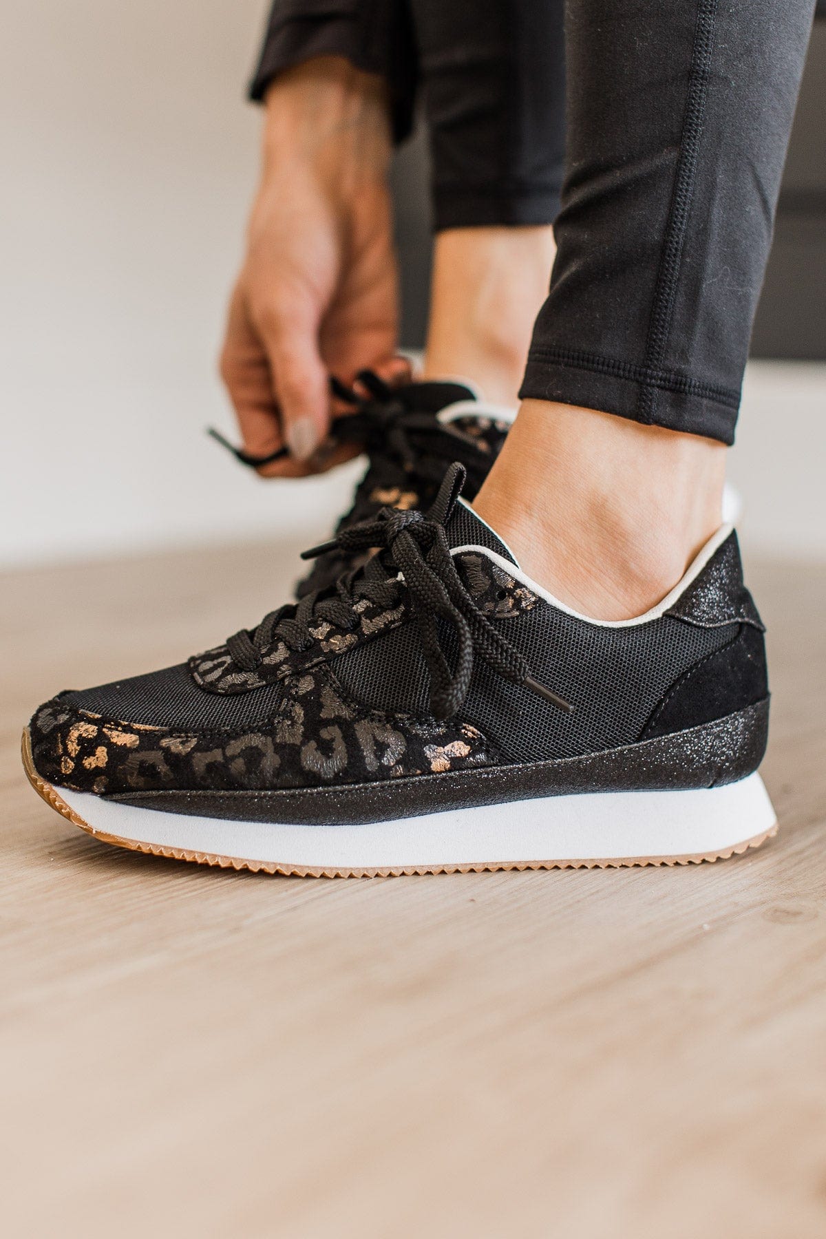 Black leopard sneakers top