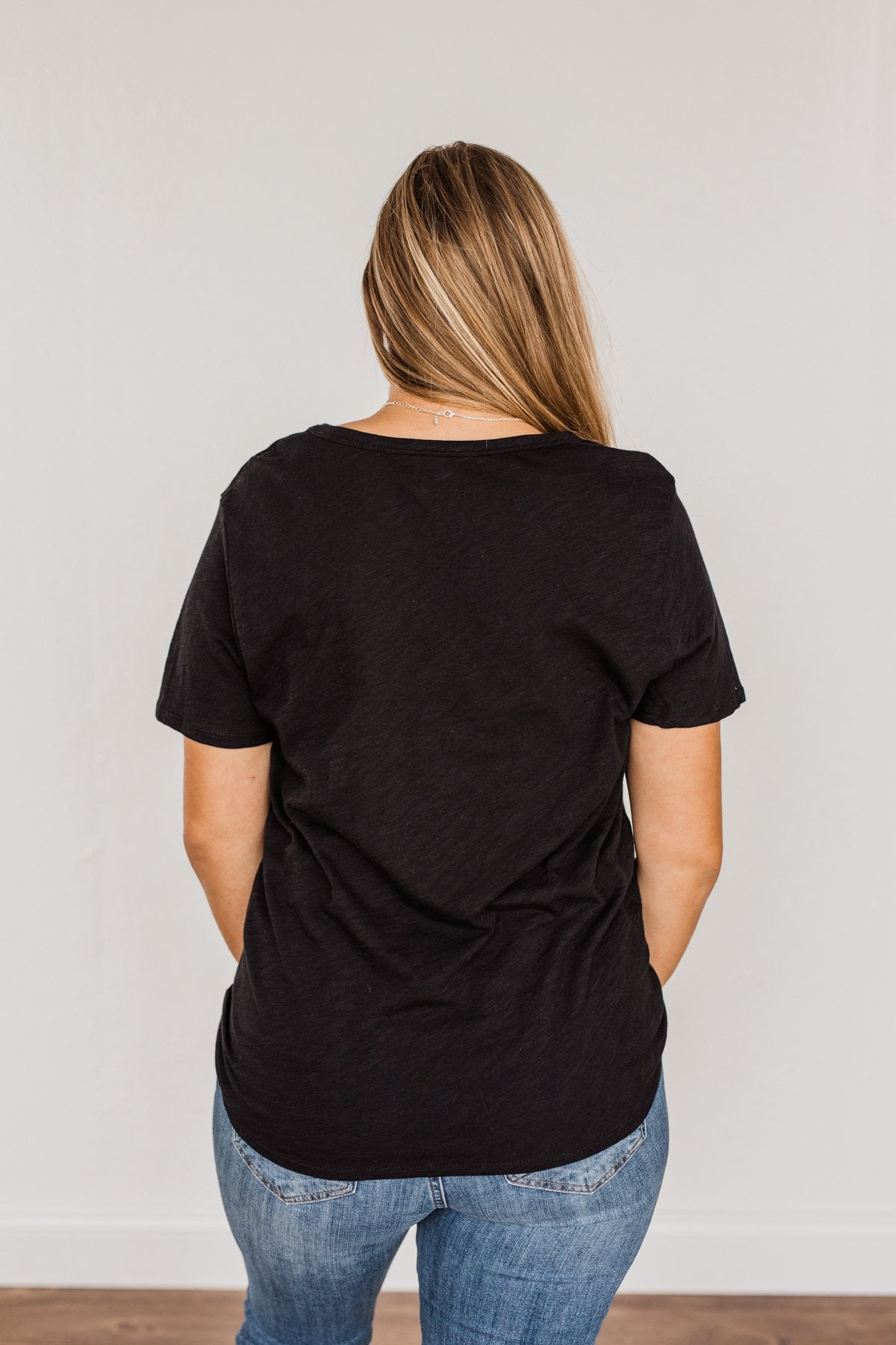 "Mama Knows Best" Distressed Graphic Tee- Black