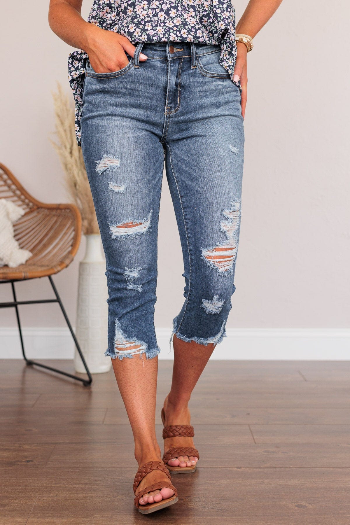 Judy Blue Mid-Rise Capris- Florence Wash – The Pulse Boutique