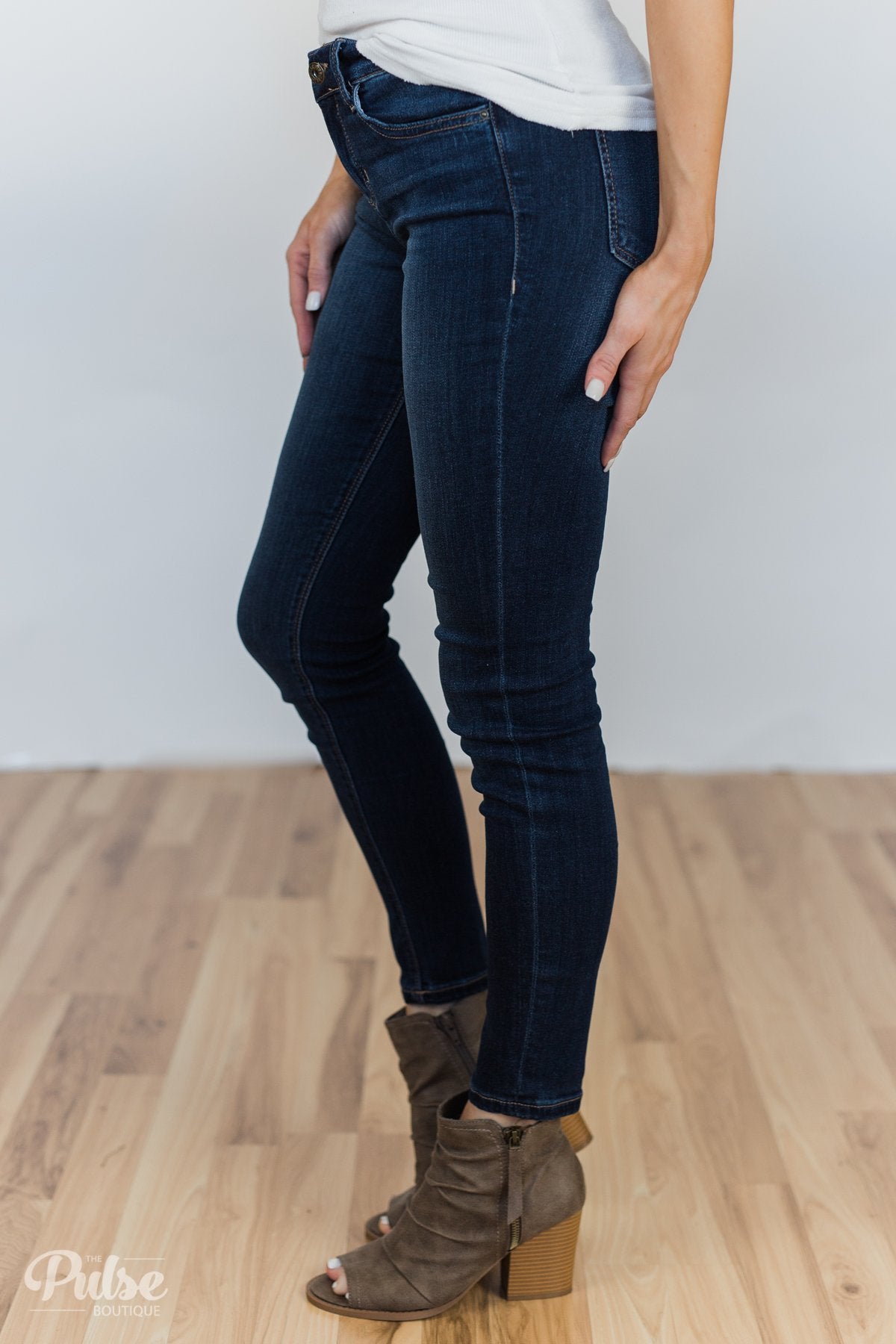 Sneak Peek Jeans- Claire Wash – The Pulse Boutique