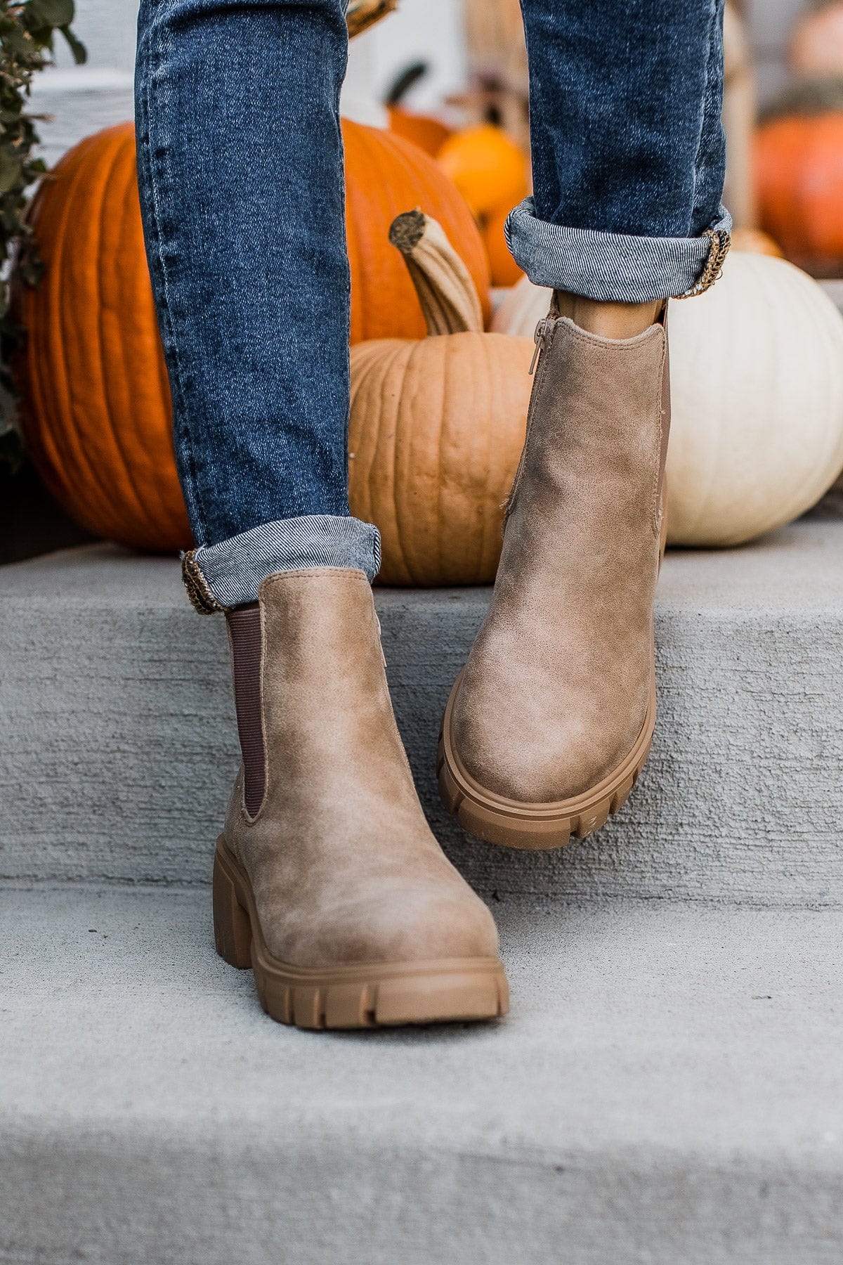 Me too discount zoey bootie taupe